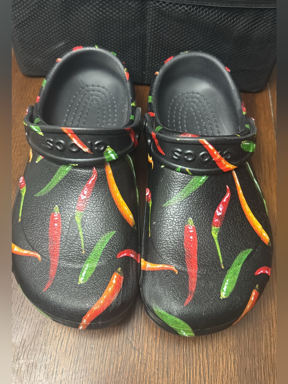 CROCS BISTRO WORK CLOGS SLIP RESISTANT Chili Pepper Print WOMENS Sz 8 Men’s Sz 6